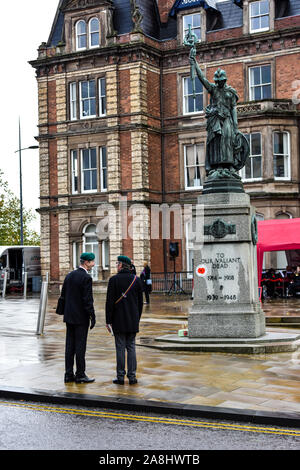 Veterano, passato e presente frequentare il giorno del ricordo, il giorno dell'armistizio parata nel centro di Stoke on Trent, Staffordshire Foto Stock