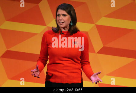 I liberali democratici leader Jo Swinson fa un discorso in un rally a Battersea Arts Centre di Lavender Hill, durante la campagna elettorale trail a Londra. Foto Stock