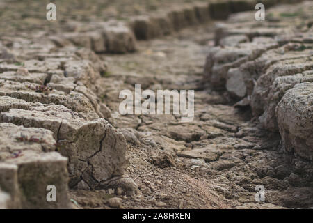 Deserto con grandi crepe causate da una grave siccità. Il riscaldamento globale conseguenze. Foto Stock