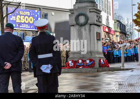 Ghirlande di cui al memoriale di guerra sul giorno del 100 anni ricordo Parade di Albion Square, Hanley, Foto Stock