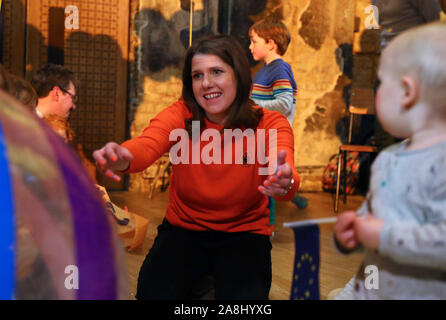 I liberali democratici leader Jo Swinson giocando con i bambini a Battersea Arts Centre di Lavender Hill, durante la campagna elettorale trail a Londra. Foto Stock