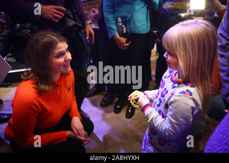 I liberali democratici leader Jo Swinson parlando con i bambini a Battersea Arts Centre di Lavender Hill, durante la campagna elettorale trail a Londra. Foto Stock