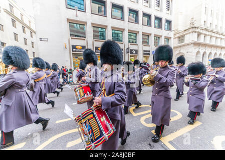 Banda di le guardie scozzesi al Lord Mayor dello Show Sfilata in città di Londra, Regno Unito. Foto Stock