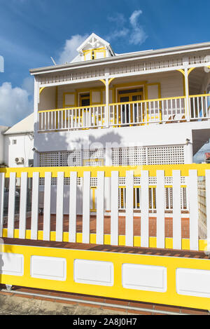 Tipiche case colorate nell'isola di Marie-Galante in Guadalupa Foto Stock