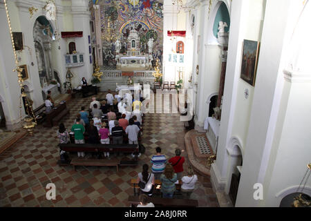 Santa Messa per i pellegrini nella Chiesa cattolica di Saint Eustache in Dobrota, Montenegro Foto Stock