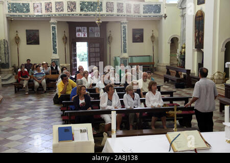 Santa Messa per i pellegrini nella Chiesa cattolica di Saint Eustache in Dobrota, Montenegro Foto Stock