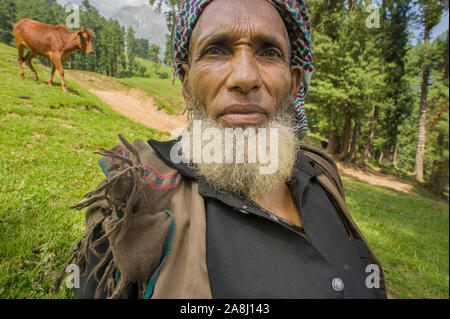 Pahalgam, Jammu e Kashmir India - Agosto 01, 2011: Gujjar etnia gitana uomo nelle aree rurali di Pahalgam, nella valle di Aru Foto Stock