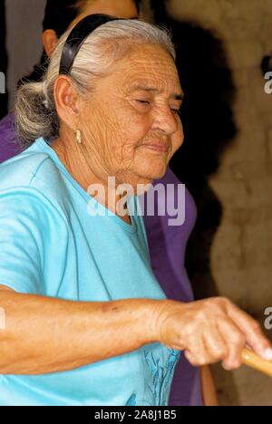 Old Lady rendendo tortillas di El Fuerte, Sierra Madre Occidental, Sinaloa membro - Messico - 1 Aprile 2010 Foto Stock