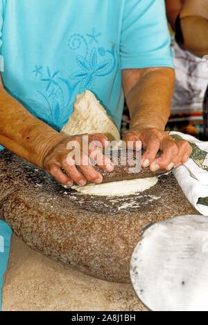 Fare tortillas di El Fuerte, Sierra Madre Occidental, Sinaloa membro - Messico Foto Stock