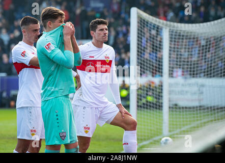 Monaco di Baviera, Deutschland. 09Nov, 2019. 09 novembre 2019, Bassa Sassonia, Osnabrück: Calcio: Seconda Bundesliga, VfL Osnabrück - VfB Stuttgart, XIII Giornata alla Bremer Brücke. Stoccarda lettore di Mario Gomez (r-l), portiere Gregor Kobel e Philipp Förster a stare di fronte ai propri tifosi dopo la partita. Foto: Guido Kirchner/dpa - NOTA IMPORTANTE: In conformità con i requisiti del DFL Deutsche Fußball Liga o la DFB Deutscher Fußball-Bund, è vietato utilizzare o hanno utilizzato fotografie scattate allo stadio e/o la partita in forma di sequenza di immagini e/o video-come sequenze di foto. Foto Stock