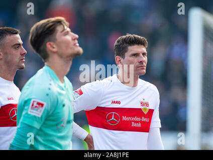 Monaco di Baviera, Deutschland. 09Nov, 2019. 09 novembre 2019, Bassa Sassonia, Osnabrück: Calcio: Seconda Bundesliga, VfL Osnabrück - VfB Stuttgart, XIII Giornata alla Bremer Brücke. Stoccarda lettore di Mario Gomez (r-l), portiere Gregor Kobel e Philipp Förster a stare di fronte ai propri tifosi dopo la partita. Foto: Guido Kirchner/dpa - NOTA IMPORTANTE: In conformità con i requisiti del DFL Deutsche Fußball Liga o la DFB Deutscher Fußball-Bund, è vietato utilizzare o hanno utilizzato fotografie scattate allo stadio e/o la partita in forma di sequenza di immagini e/o video-come sequenze di foto. Foto Stock