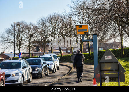 Le automobili viaggiano passato a un autovelox in Stoke on Trent, rallentando come passano la fotocamera, la guida sicura Foto Stock