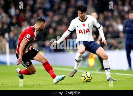 Sheffield regno di George Baldock (sinistra) e Tottenham Hotspur del Figlio Heung-min battaglia per la palla durante il match di Premier League a Tottenham Hotspur Stadium, Londra. Foto Stock