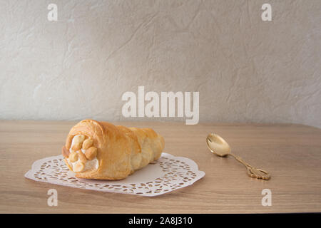 Biscotti Freschi su un foglio di carta bianca igienico Foto Stock