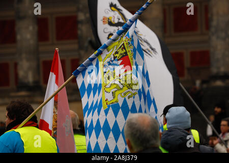 Berlin, Berlin / Germania, Novembre 9 / 2019. I membri del Reich movimento di cittadini organizzare un ascensore al Lustgarten nella città di Berlino. Foto Stock