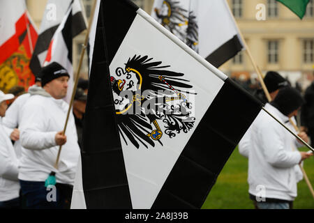 Berlin, Berlin / Germania, Novembre 9 / 2019. I membri del Reich movimento di cittadini organizzare un ascensore al Lustgarten nella città di Berlino. Foto Stock