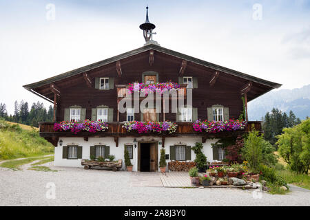 Casa del Medico, Bergdoktor Haus, Ellmau, Kitzbüheler Alps, Tirolo, Austria, Europa Foto Stock