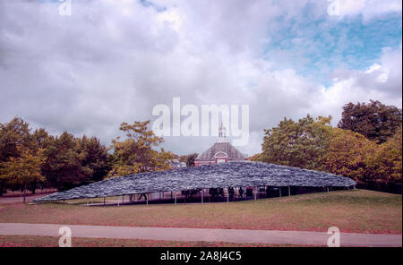 Il Serpentine Pavilion 2019 progettato da Junja Ishigami, Kensington Gardens, Londra, Regno Unito. Foto Stock