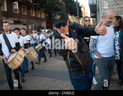 Lo spagnolo attore e regista Antonio Banderas è visto dare il pollice in su durante una parata promozionali di 'un Chorus Line' musical diretto dallo spagnolo attore e regista Antonio Banderas, precedendo la premiere al Soho Caixabank teatro il 15 novembre 2019. 'Un Chorus Line" è il nuovo musical di Antonio Banderas circa un gruppo di danzatori provenienti da Broadway che fanno parte di un coro musicale. Foto Stock