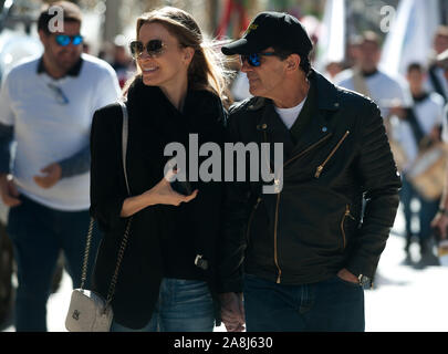 Lo spagnolo attore e regista Antonio Banderas è visto con sua moglie Nicole Kimpel durante una parata promozionali di 'un Chorus Line' musical diretto dallo spagnolo attore e regista Antonio Banderas, precedendo la premiere al Soho Caixabank teatro il 15 novembre 2019. 'Un Chorus Line" è il nuovo musical di Antonio Banderas circa un gruppo di danzatori provenienti da Broadway che fanno parte di un coro musicale. Foto Stock