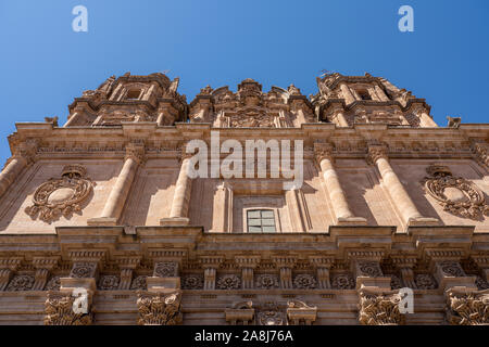 Ornate sculture in pietra sul Clericia chiesa cattedrale o a Salamanca Spagna Foto Stock