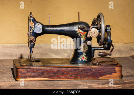 Olandese museo agricolo con il vecchio Singer macchina da cucire Foto Stock