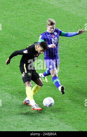 Wigan, Regno Unito. 09Nov, 2019. WIGAN, Inghilterra - SABATO 9 NOVEMBRE Brentford's Ollie Watkins tenta un tiro in porta come egli è chiuso in basso da Wigan Athletic's Antonee Robinson durante il cielo di scommessa match del campionato tra Wigan atletico e Brentford al DW Stadium, Wigan sabato 9 novembre 2019. (Credit: Tim Markland | MI News) La fotografia può essere utilizzata solo per il giornale e/o rivista scopi editoriali, è richiesta una licenza per uso commerciale Credito: MI News & Sport /Alamy Live News Foto Stock