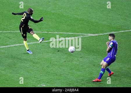 Wigan, Regno Unito. 09Nov, 2019. WIGAN, Inghilterra - SABATO 9 NOVEMBRE Brentford's Kamohelo punteggi Mokotjo i suoi lati secondo obiettivo del gioco durante il cielo di scommessa match del campionato tra Wigan atletico e Brentford al DW Stadium, Wigan sabato 9 novembre 2019. (Credit: Tim Markland | MI News) La fotografia può essere utilizzata solo per il giornale e/o rivista scopi editoriali, è richiesta una licenza per uso commerciale Credito: MI News & Sport /Alamy Live News Foto Stock