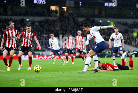 Tottenham Hotspur il figlio Heung-min spara verso l'obiettivo durante il match di Premier League a Tottenham Hotspur Stadium, Londra. Foto Stock