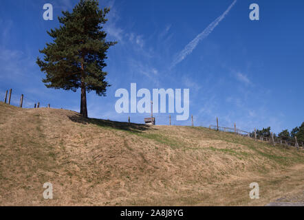 Oggetto di protezione sulla collina con filo spinato. Foto Stock