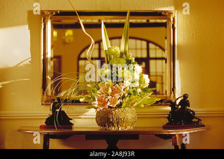 Guernsey. Herm Island. White House Hotel interni. Corridoio a specchio e hall tavolo decorativo con composizioni floreali. Foto Stock