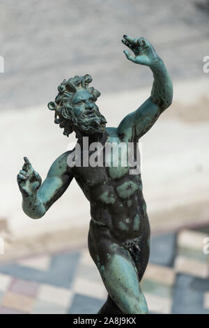 Pompei. L'Italia. Sito archeologico di Pompei. Casa del Fauno / Casa del Fauno, la statuetta in bronzo di un Fauno danzante, dopo che la casa è na Foto Stock