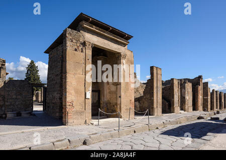 Pompei. L'Italia. Sito archeologico di Pompei. Casa del Fauno / Casa del Fauno, entrata principale, con due antae corinzio il supporto di stampaggio di archi Foto Stock