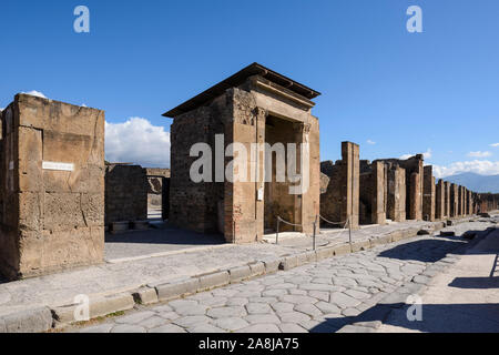 Pompei. L'Italia. Sito archeologico di Pompei. Casa del Fauno / Casa del Fauno, entrata principale, con due antae corinzio il supporto di stampaggio di archi Foto Stock