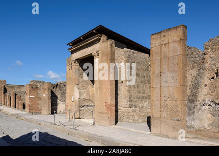 Pompei. L'Italia. Sito archeologico di Pompei. Casa del Fauno / Casa del Fauno, entrata principale, con due antae corinzio il supporto di stampaggio di archi Foto Stock