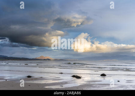 Cardigan Bay (gallese: Bae Ceredigion) è un grande ingresso del Mare d'Irlanda, rientri la costa occidentale del Galles tra Bardsey Island, Gwynedd nel nord Foto Stock