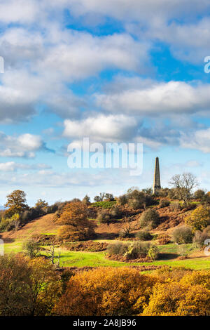 Una vista autunnale dell'Obelisco del castello di Eastnor nelle colline di Malvern, Inghilterra Foto Stock