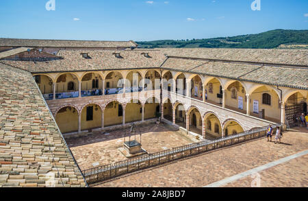 Il cortile del convento presso la Basilica di San Francesco di Assisi, Umbria, Italia Foto Stock