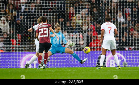 Londra, Regno Unito. 09Nov, 2019. Londra, Inghilterra. Novembre 09: Ellen White di Inghilterra donne scoresscores suoi lati obiettivo di stabilizzazione per rendere il punteggio 1-1 durante la donna amichevole internazionale tra le donne in Inghilterra e in Germania Le Donne allo stadio di Wembley a Londra, in Inghilterra, il 09 novembre 2019 Credit: Azione Foto Sport/Alamy Live News Foto Stock