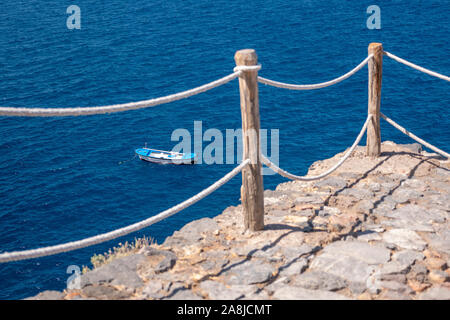 Barca da pesca è vista dal di sopra in uno splendido mare blu Foto Stock