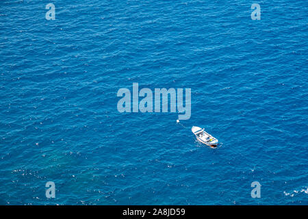 Barca da pesca è vista dal di sopra in uno splendido mare blu Foto Stock