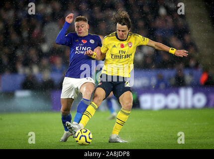 Il Leicester City's Harvey Barnes (sinistra) e dell'Arsenal David Luiz (destra) battaglia per la palla durante il match di Premier League al King Power Stadium, Leicester. Foto Stock