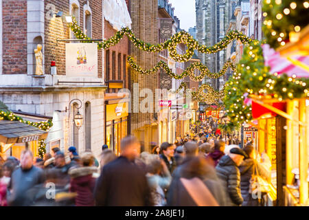 AACHEN - 14 dicembre: Visualizza in basso la Kraemerstrasse in Aachen con un sacco di gente che visita il famoso mercatino di Natale a dicembre 14, 2017 Foto Stock