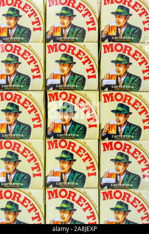 Scatole di italiano di Birra Moretti per la vendita in un supermercato. Foto Stock