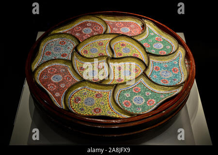 Ceramica policroma. Museo Dell'Arte Mongola Di Ordos, Cina Foto Stock