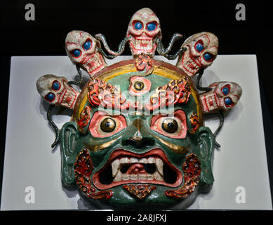 Vetri policromi Maschera in ceramica. Ordos arte mongola Foto Stock