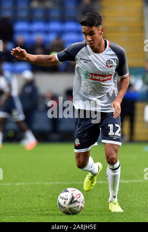 Bolton, Regno Unito. 09Nov, 2019. BOLTON INGHILTERRA - Novembre 9th Bolton è Adam Chicksen in azione durante la FA Cup match tra Bolton Wanderers e la Plymouth Argyle al Reebok Stadium, Bolton sabato 9 novembre 2019. (Credit: Eddie Garvey | MI News) La fotografia può essere utilizzata solo per il giornale e/o rivista scopi editoriali, è richiesta una licenza per uso commerciale Credito: MI News & Sport /Alamy Live News Foto Stock