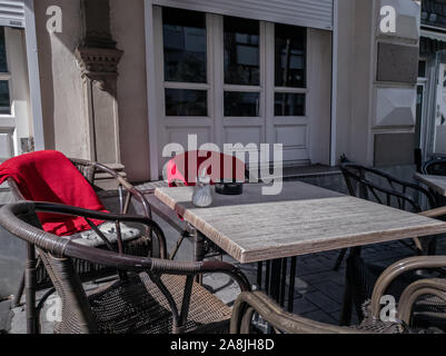 Cafe sulla strada. tavolo, sedie. close up Foto Stock