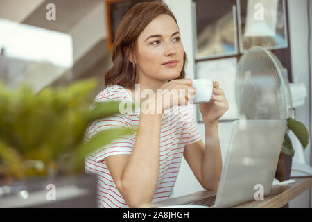 Incredibile brunette girl essendo profonda nei suoi pensieri Foto Stock