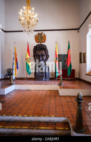 Simon Bolivar busto in Casa de la Libertad o casa di libertà nel quartiere storico di Sucre, Bolivia Foto Stock